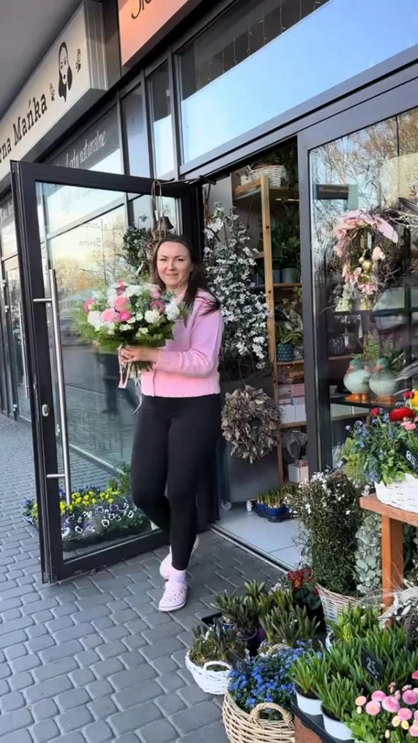 Pobudka, gdy miasto jeszcze śpi, kawa wypita w biegu i mroźne poranki na giełdzie. ☕️Może i mamy mało snu, ale patrząc na te kolory i Wasze uśmiechy przy odbiorze bukietów – są tego warte! 🌸

#kwiaciarnia #kwiaciarniawarsza #bielany #kwiatywarszawa