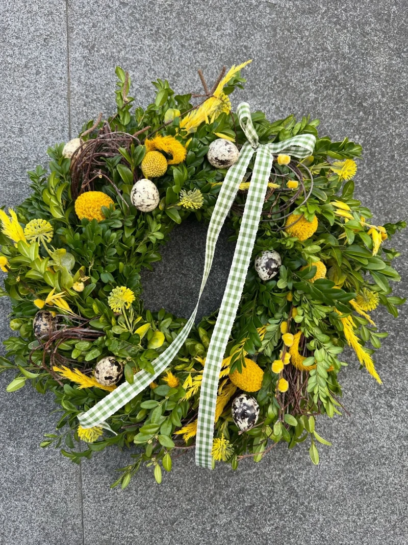 Zniknęliśmy w gąszczu bazi, kolorowych jajeczek i wiosennych kwiatów! 🌿 Choć ostatnio na naszym profilu panowała cisza, w pracowni działo się naprawdę dużo – każdą wolną chwilę poświęcamy na dopieszczanie Waszych wielkanocnych zamówień. 🐣

#wianekwielkanocny #dekoracjewielkanocne #pracowniaflorystyczna #kwiaciarniabielany