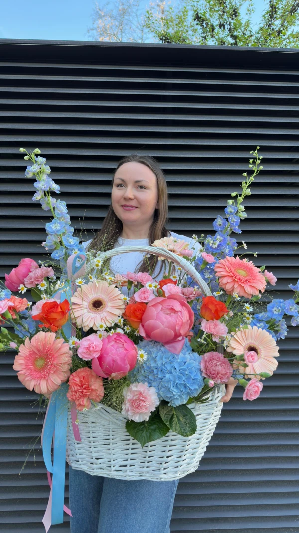 Kwiatowy kosz na 100 lat !!! 🌸🥳🎂🎁 

#flowers #kwiaty #kwiatywarszawa #bukiet #warszawa