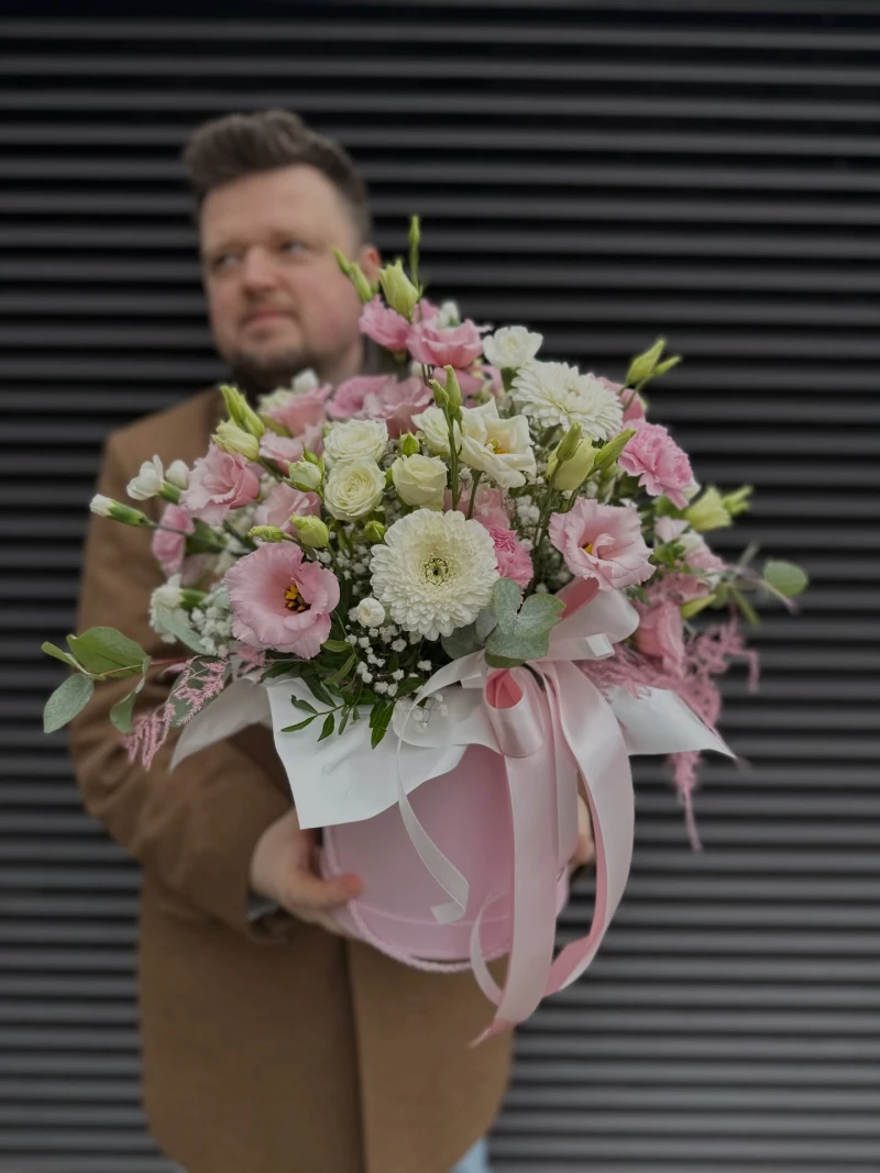 Flower box na 18 urodziny 🎂🌸
Pamiętajcie, że tworzymy dla Was wyjątkowe kwiaty na różne okazje – bo każda chwila jest dobra, by sprawić komuś odrobinę radości! 

#kwiaciarniabielany #kwiaciarniawarszawa #kwiatywarszawa #flowerbox #florysta