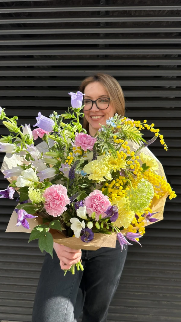 Pasja, kwiaty i uśmiech – tworzymy bukiety, które rozświetlą każdy dzień ☀️ 

#kwiaciarniabielany #kwiatybielany #kwiaciarniawarszawa #dzieńkobiet #flowers