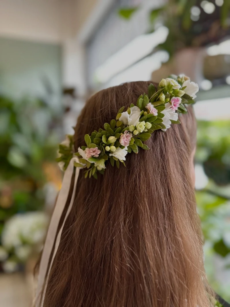 Drodzy Klienci, 11-13 kwietnia zapraszamy na przymiarki wianków komunijnych 🕊️