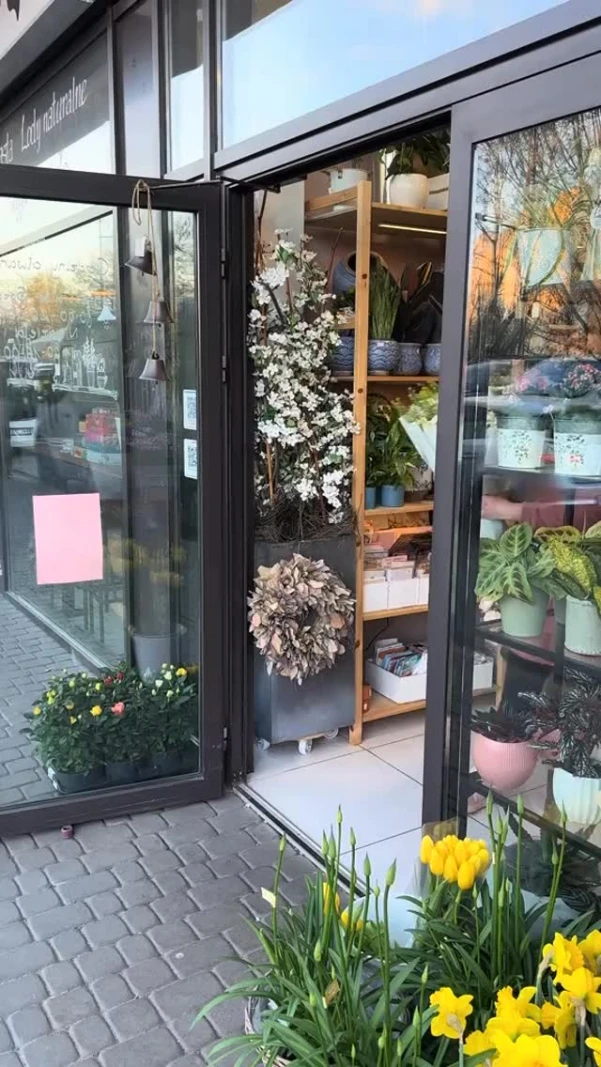 Życie to celebracja 🌸
Ciesz się każdym płatkiem, każdym zapachem i każdym „Dzisiaj”🤍

#kwiaciarnia #kwiaciarniawarsza #bielany #kwiatywarszawa