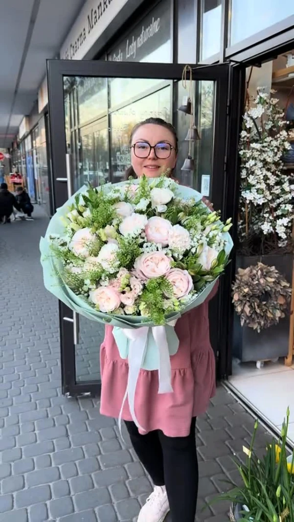 Życie to celebracja 🌸
Ciesz się każdym płatkiem, każdym zapachem i każdym „Dzisiaj”🤍

#kwiaciarnia #kwiaciarniawarsza #bielany #kwiatywarszawa