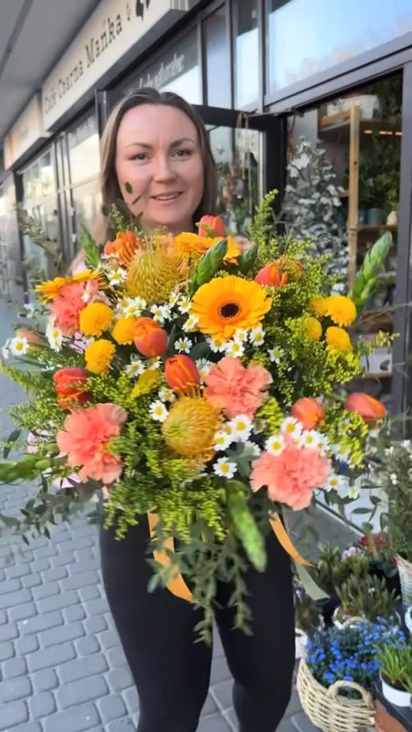 Pobudka, gdy miasto jeszcze śpi, kawa wypita w biegu i mroźne poranki na giełdzie. ☕️Może i mamy mało snu, ale patrząc na te kolory i Wasze uśmiechy przy odbiorze bukietów – są tego warte! 🌸

#kwiaciarnia #kwiaciarniawarsza #bielany #kwiatywarszawa