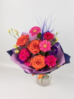 Kontrastowy Bukiet z Pomarańczową Różą
