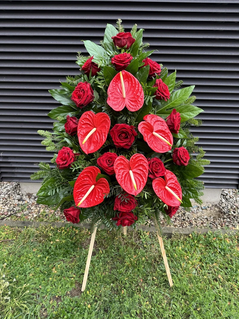 Klasyczny Wieniec Pogrzebowy z Czerwoną Różą i Anturium