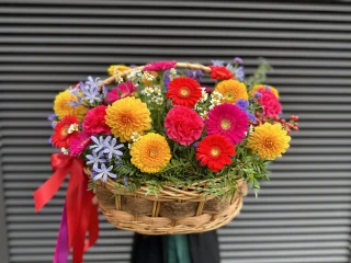 Barwny Kosz Kwiatowy na Rocznicę