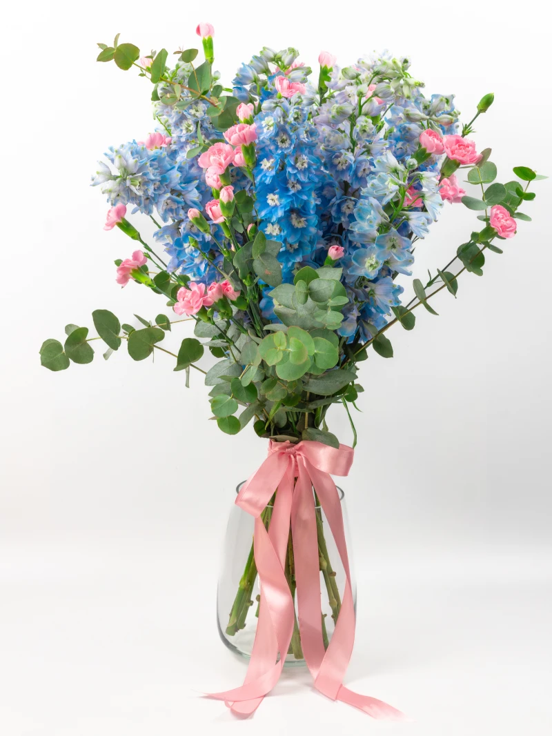 Pastelowy bukiet z błękitną ostróżką