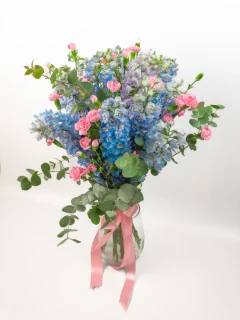 Pastelowy bukiet z błękitną ostróżką