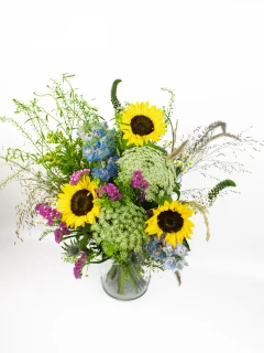 Bukiet ze słonecznikami i dodatkami