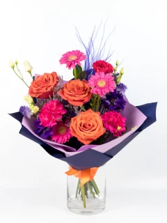 Kontrastowy Bukiet z Pomarańczową Różą