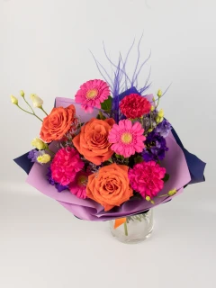 Kontrastowy Bukiet z Pomarańczową Różą