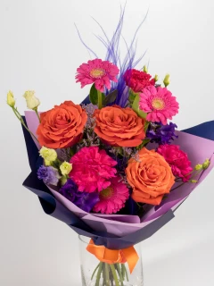 Kontrastowy Bukiet z Pomarańczową Różą