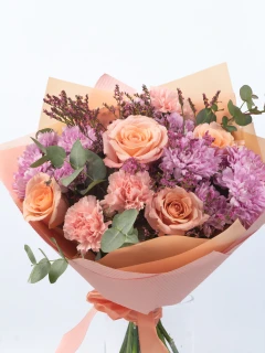 Bukiet z brzoskwiniową różą