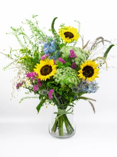 Bukiet ze słonecznikami i dodatkami