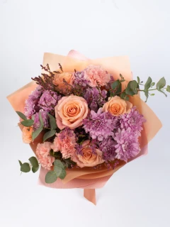 Bukiet z brzoskwiniową różą